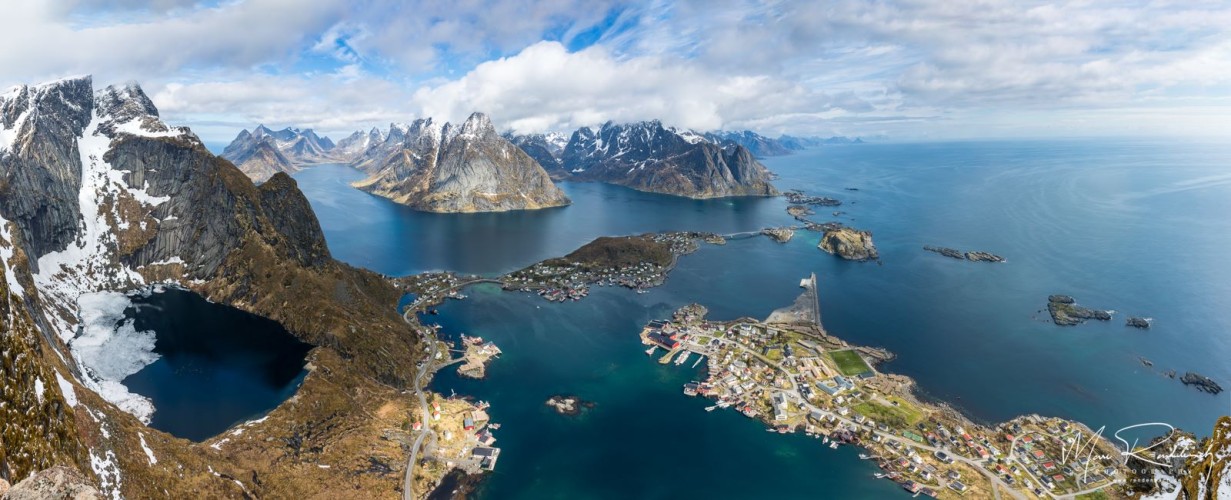 Berg Reinebringen mit Blick auf Reine Lofoten Norwegen