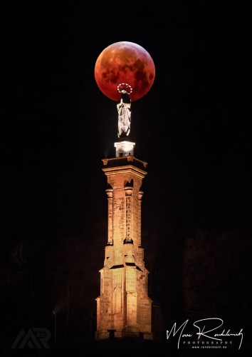 Totale Mondfinsternis hinter Mariensäule in Trier