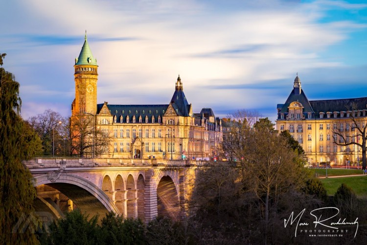 Adolphe Brücke zum Place de Metz mit State Saivings Gebäude und der Sparkasse