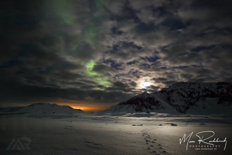 Polarlichter hinter Wolken