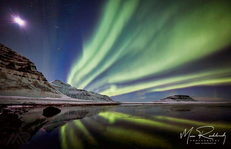 Aurora Borealis mit Vollmond