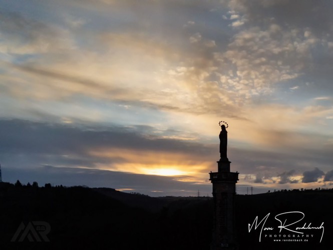 Mariensäule auf dem Markusberg in Trier im Sonnenuntergang