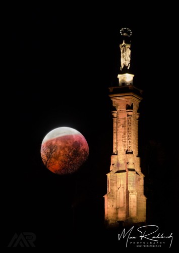 Mariensäule Trier mit partieller Mondfinsternis