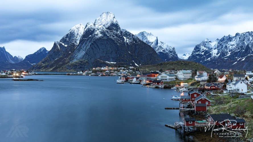 Bucht von Reine auf den Lofoten um Mitternacht