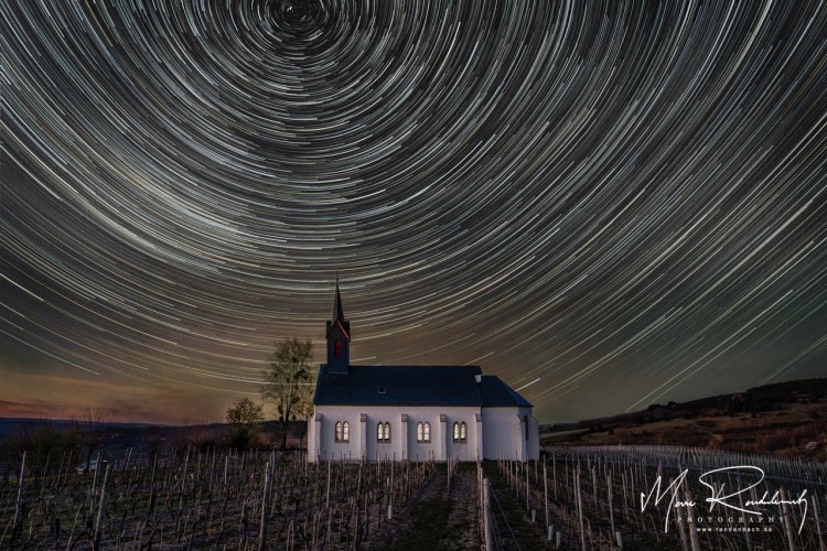 Sternenspuren über der Rochus Kapelle bei Nittel