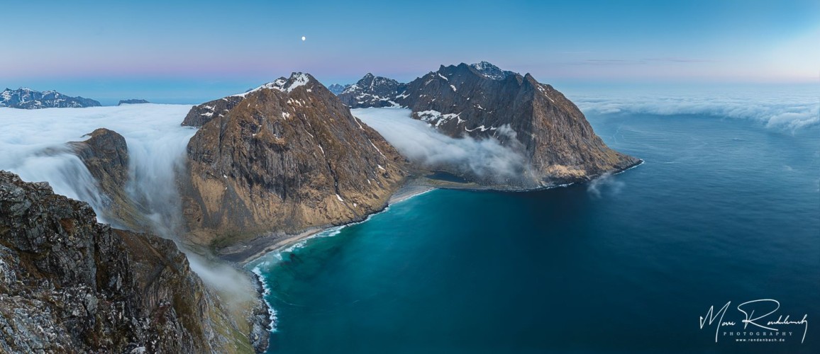 Blick auf den Kvalvika Strand vom Ryten Gipfel Lofoten Norwegen