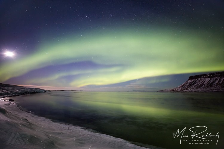 Polarlichter Aurora Borealis mit Vollmond