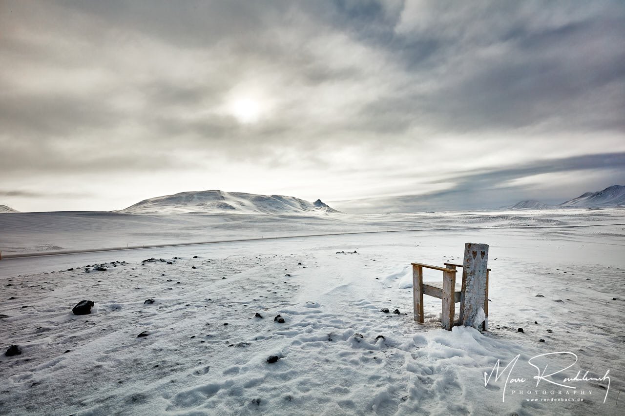 Einsamer Stuhl im Schnee