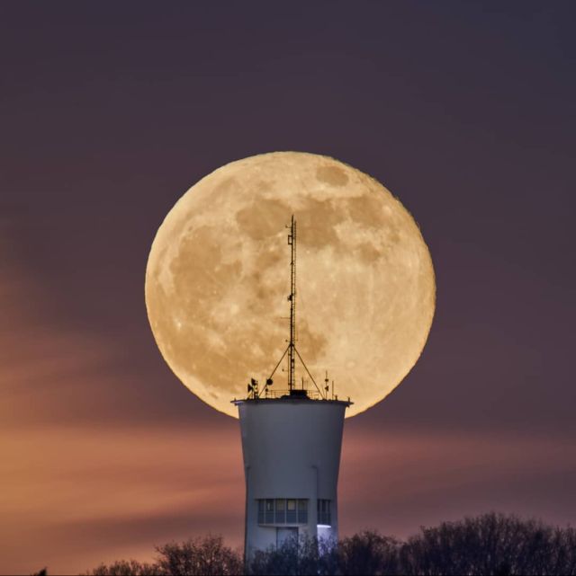 Supermoon on April 27 2021 over the water tower in Trier

#visittrier #triererleben  #rlperleben #rlp #triercity #triergermany #quattropole #moon #supermoon